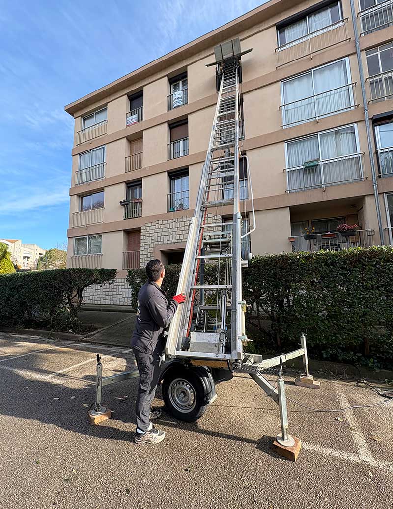 Technicien avec location monte-meubles à Marseille